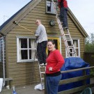 Frá starfsdegi í Lyngholti í vor, Aggi og Gotti uppi í stiga, Petra segir til.